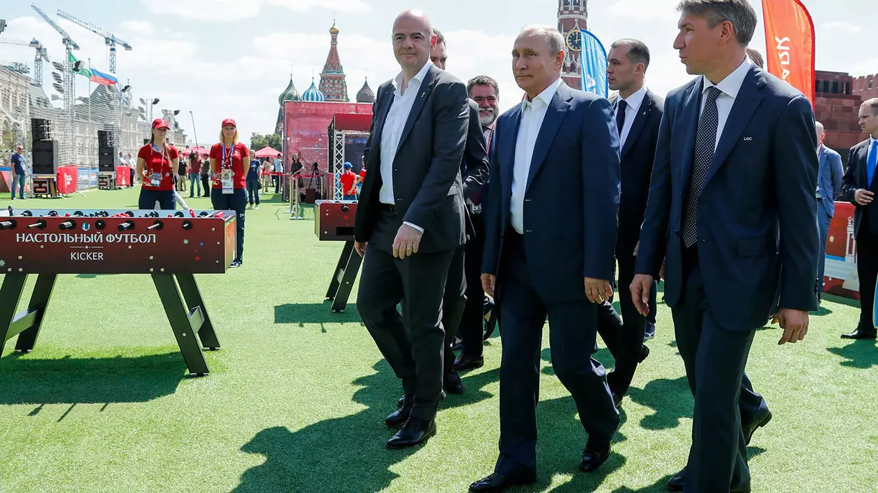 Explicație foto: De la stânga la dreapta: Gianni Infantino, Vladimir Putin și Aleksei Sorokin, în Piața Roșie, pe timpul World Cup 2018. Foto: Gazeta.ru