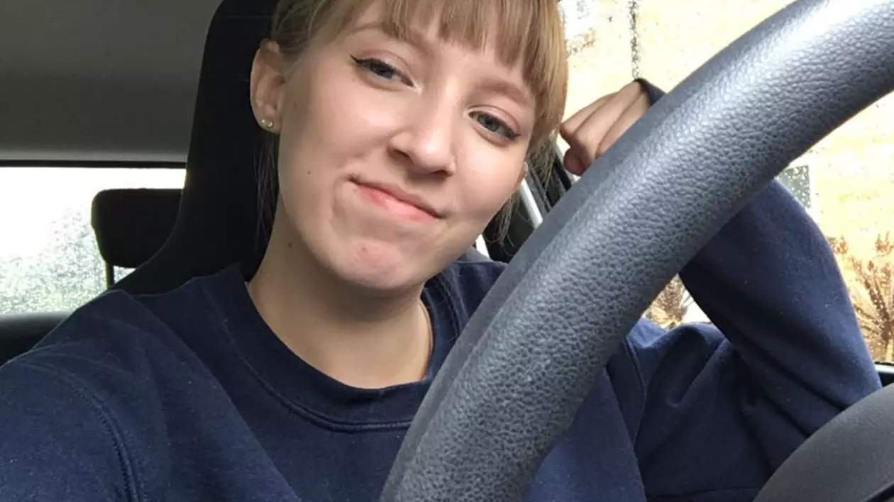 O britanică este alergică la propriile lacrimi. Lindsey Coubray, britanica de 19 ani alergică la propriile lacrimi, la volanul unei mașini