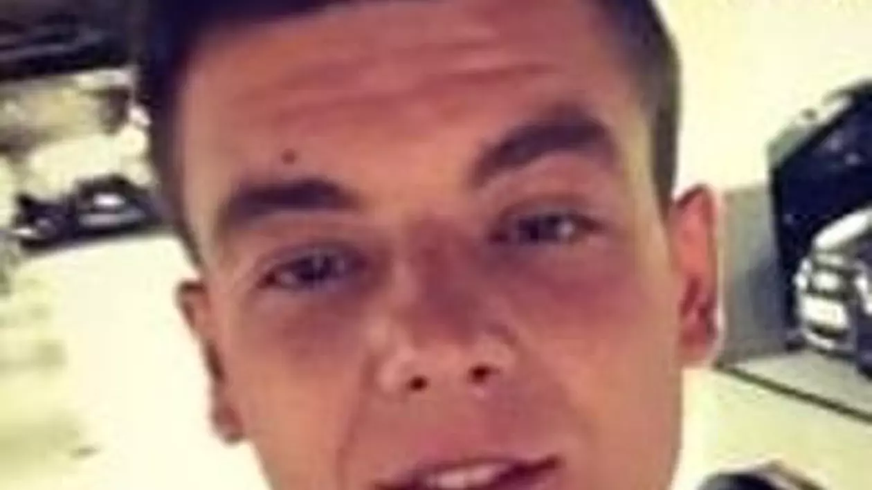 Trei români, acuzați de crimă în Italia. Un tânăr moldovean a fost ucis după o petrecere a burlacilor O noapte de petrecere a avut un final sângeros într-un oraș din Italia. Un tânăr din Republica Moldova și alte șapte persoane au fost rănite, în urma unei încăierări. Trei români sunt acuzați că ar fi comis crima în plină stradă. Incidentul șocant a avut loc în noaptea de sâmbătă spre duminică în localitatea Villorba din Italia. Acolo un grup de aproape 15 persoane, români și moldoveni, au organizat o petrecere a burlacilor pentru un prieten ce urmează să se căsătorească, notează Treviso Today. Cheful nu a fost, însă, pe placul vecinilor, trei bărbați români, care locuiesc în zonă. Târziu în noapte, petrecerea a degenerat într-o încăierare în plină stradă. Deranjați din cauza gălăgiei, cei trei români au început să se certe petrecăreții. Înarmați cu cuțite, bărbații s-au năpustit asupra persoanelor aflate la petrecere. Un tânăr din Republica Moldova a fost ucis în urma scandalului. Alte șapte persoane au fost rănite, trei dintre acestea fiind transportate în stare gravă. Igor Ojovanu avea 21 de ani și era student. Tânărul lucra în același timp și practica atletismul, potrivit Rotalianul. Cei trei români, acuzați de comiterea crimie, au fugit și sunt acum căutați de carabinieri. Săptămâna aceasta, patru români au îngrozit Italia, după ce au torturat o familie de medici, în timpul unui jaf. Capul bandei de hoți români a fost prins de polițiști, după ce ar fi încercat să vândă unul dintre ceasurile furate. Ceilalți trei români, Turlica Constantin Aurel, de 22 de ani, Ion Cosmin Turlica, de 20 de ani, și Ruset Aurel, 25 de ani au fost arestați și duși la închisoarea Lanciano.