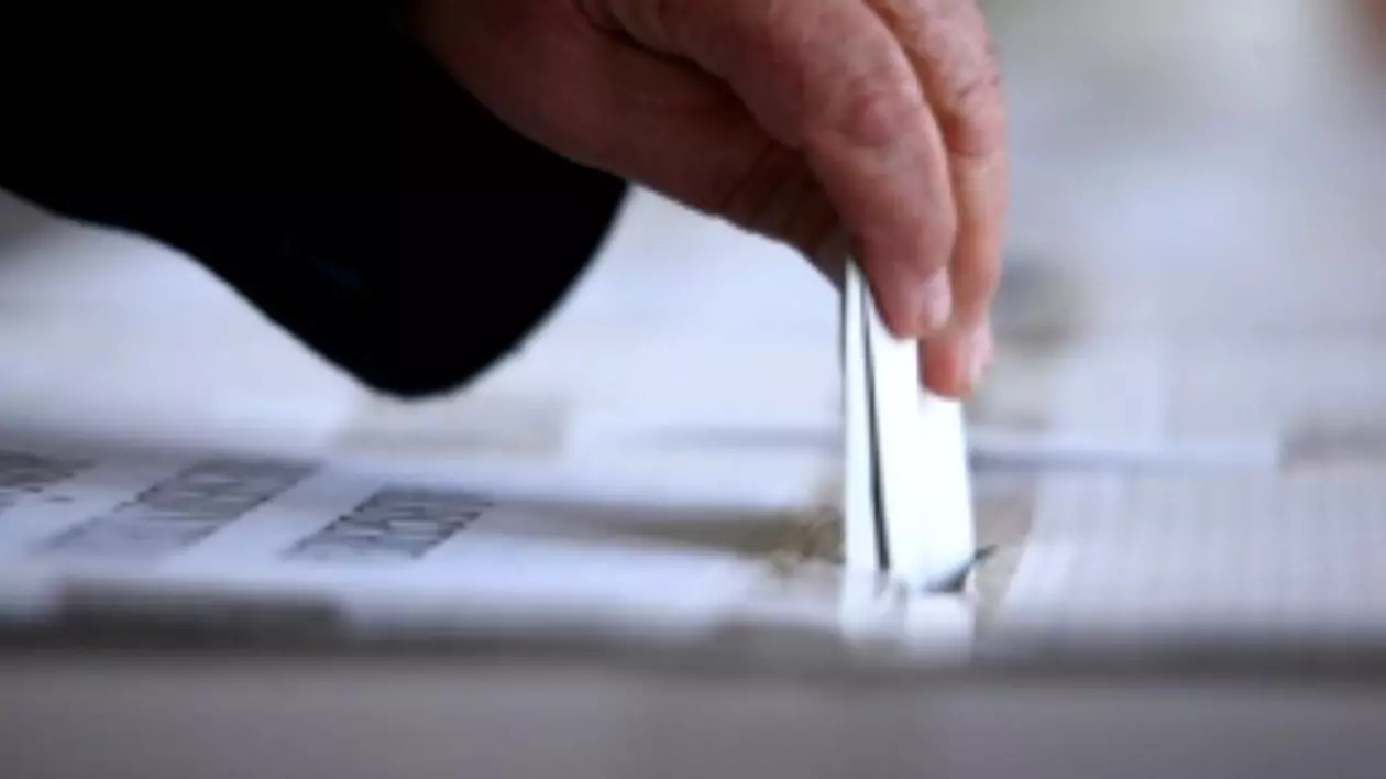 Detalii despre Referendumul din 6 și 7 octombrie. Un votant introduce buletonul de vot în urnă