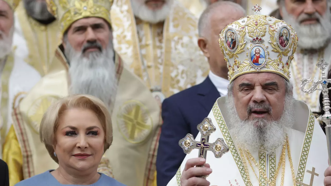 Viorica Dăncilă se închină la moaștele Sfântului Dumitru. Viorica Dăncilă, alături de Patriarhul României, preafericitul Daniel