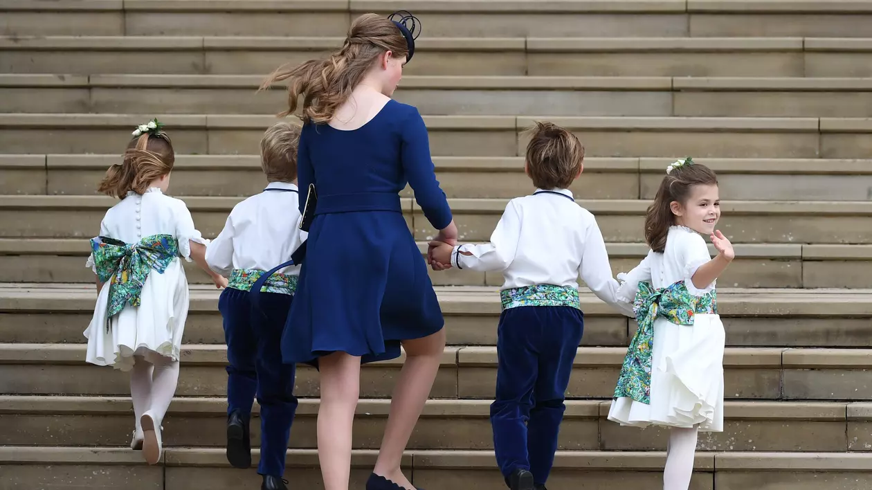 VIDEO| Prințesa Charlotte și un paj, luați de vânt pe scările de intrare în biserică la nunta prințesei Eugenie