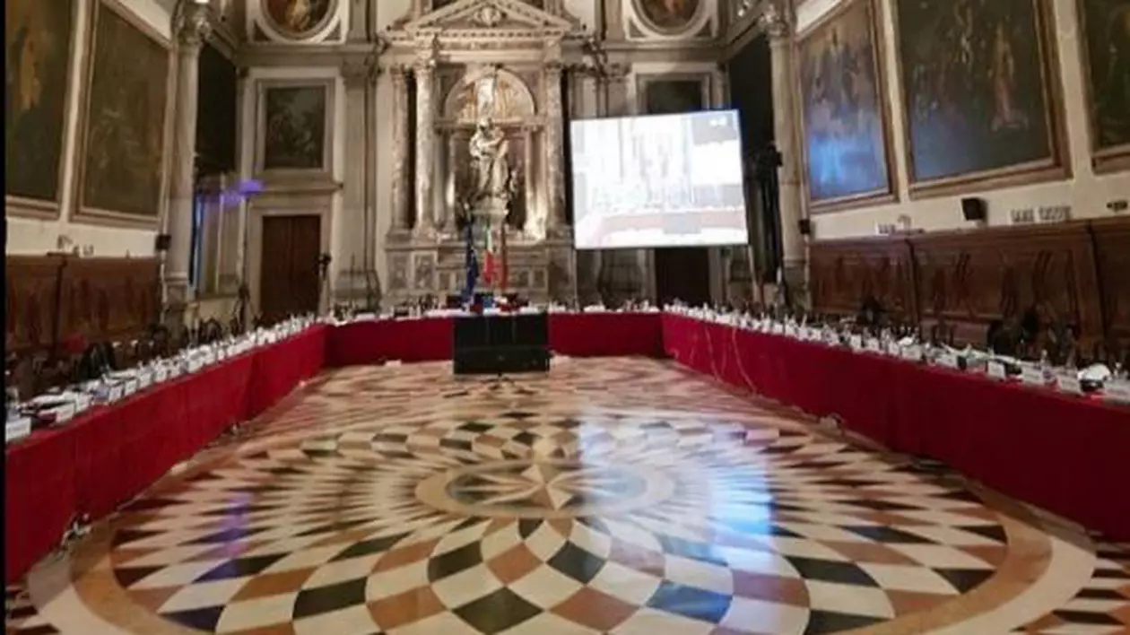 Legile justiției și modificările la codurile penale sunt discutate vineri de Comisia de la Veneția.. Criticile au început din luna iulie