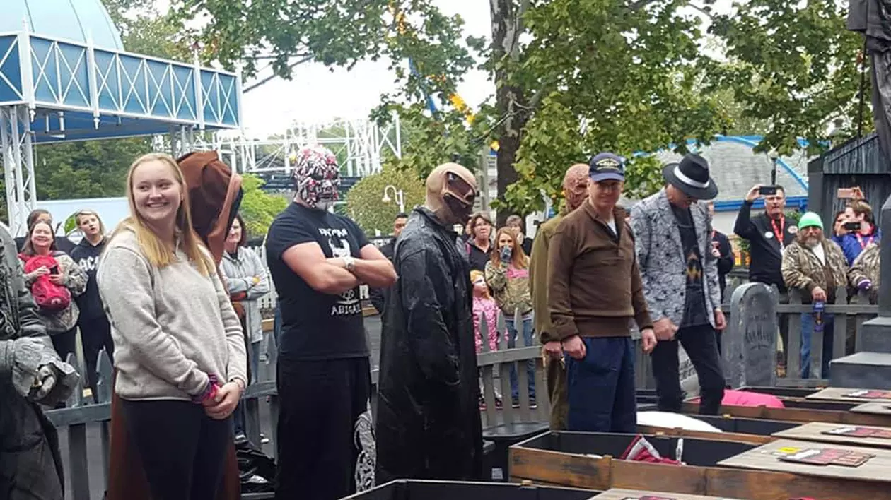 300 de dolari, dacă stai 30 de ore închis într-un sicriu. Cei 6 concurenți pregătiți pentru concurs
