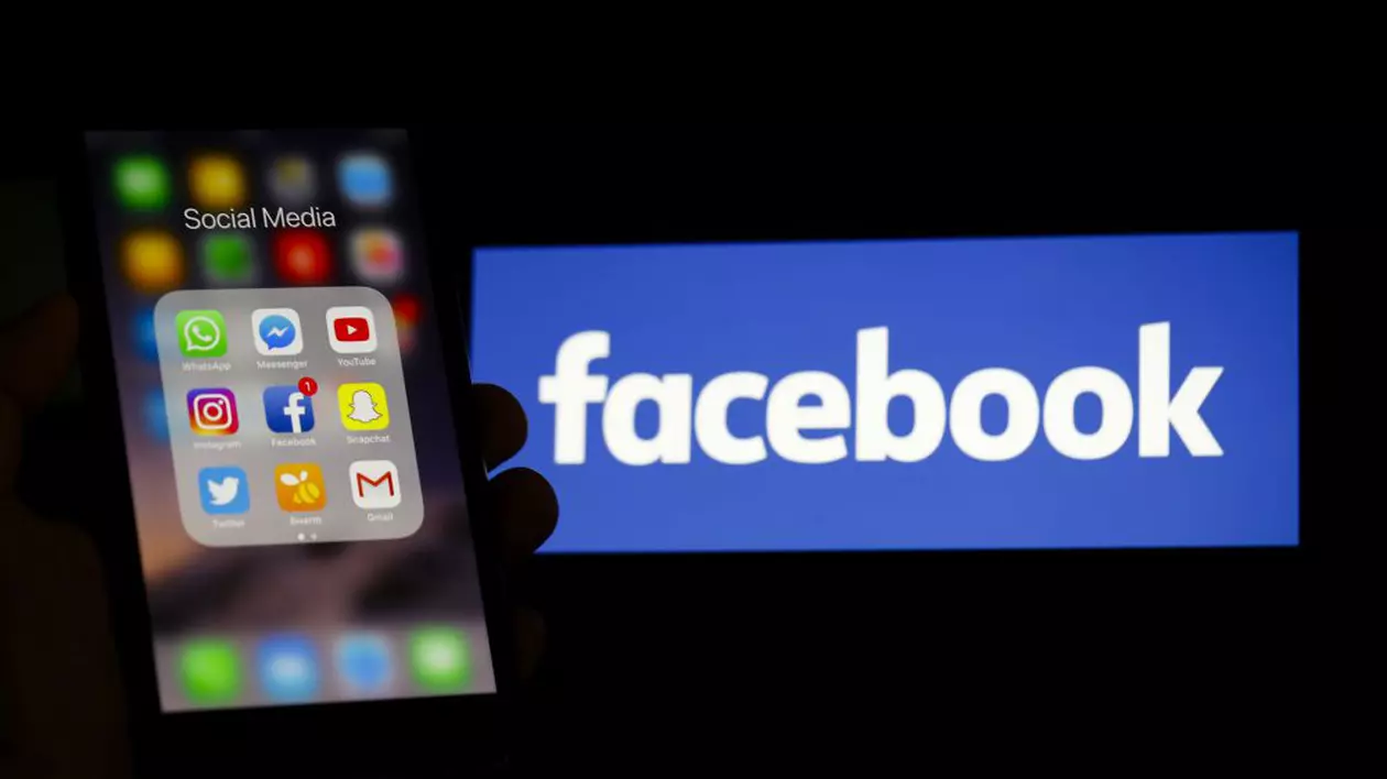 Parlamentul britanic, acuzații grave la adresa Facebook. Aplicații Facebook pe un iPhone cu logo-ul Facebook pe fundal