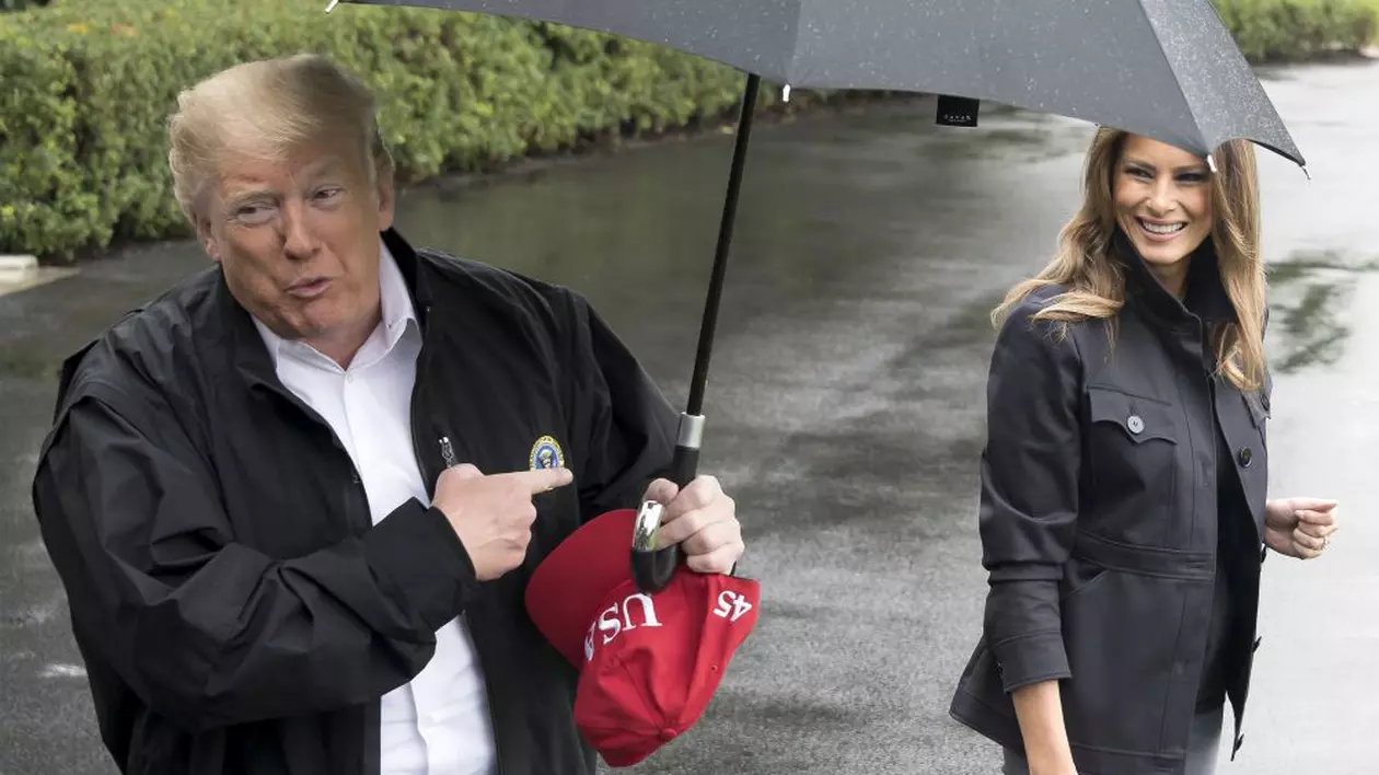 Gafă marca Donald Trump. Președintele american și-a lăsat soția în ploaie, fără umbrelă! (FOTO)