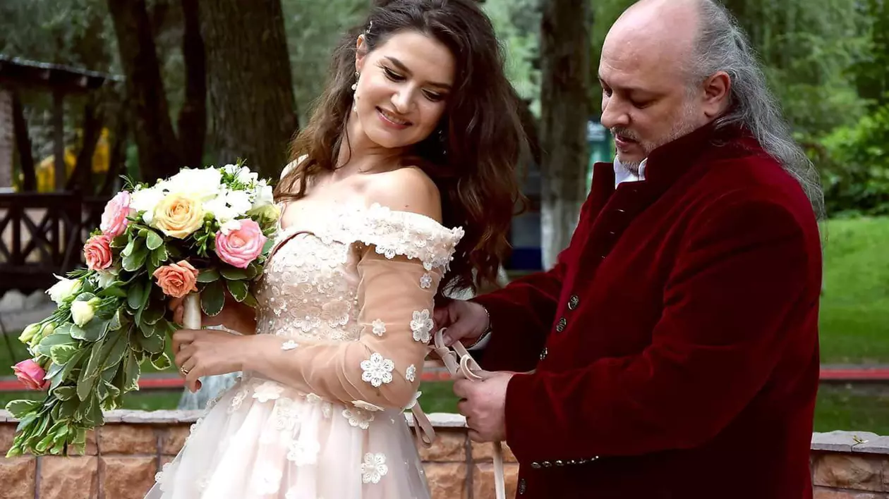 Marius Dragomir s-a căsătorit după 17 ani de relație. "Am făcut cununia religioasă chiar în ziua aniversării noastre"