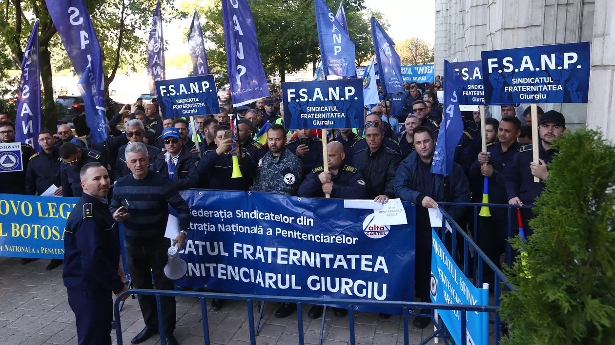 FOTO| Sute de gardieni din penitenciare protestează în fața Ministerului Justiției. Se cere demisia lui Tudorel Toader