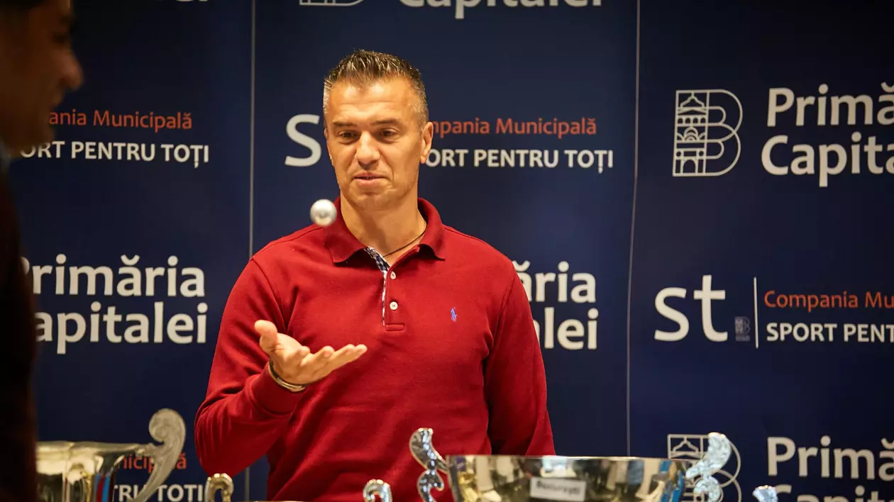Daniel Pancu, ambasador al Cupei Centenarului, s-a jucat cu mingea ”mică”. A jonglat cu bila