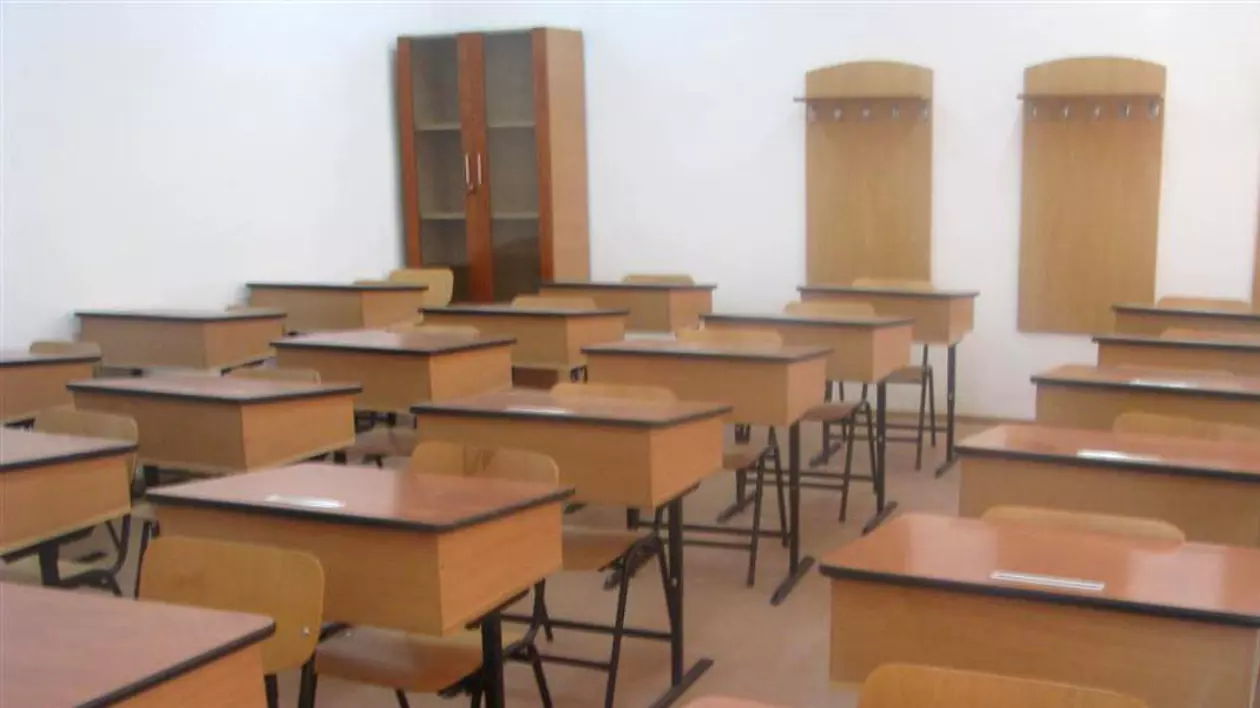 Teroare la școală. Un elev i-a dat un cap în nas profesoarei