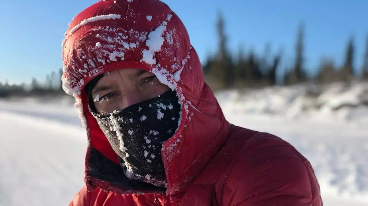Tibi Ușeriu nu mai participă la Maratonul Arctic. Tibi Ușeriu în haine de iarnă, cu fularul înghețat