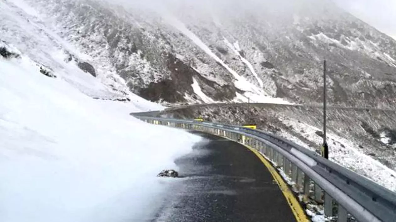 Circulaţia pe Transalpina se închide, din 22 octombrie. Transalpina, iarna, cu zăpadă