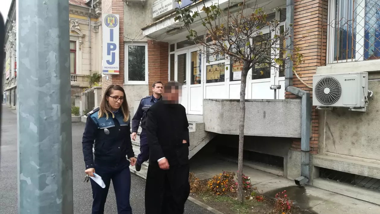 UPDATE / Tâlhar în haine preoțești cumpărate de pe net! Un bărbat a pretins că este călugăr la Mânăstirea Pătrunsa și a jefuit biserici și mănăstiri
