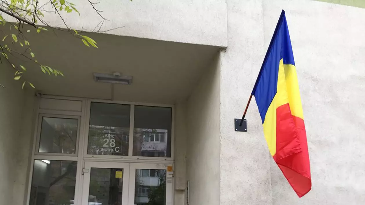 Drapele de Centenar de 125.300 de lei. Primăria Sectorului 1 împarte asociațiilor de proprietari 1.400 de steaguri
