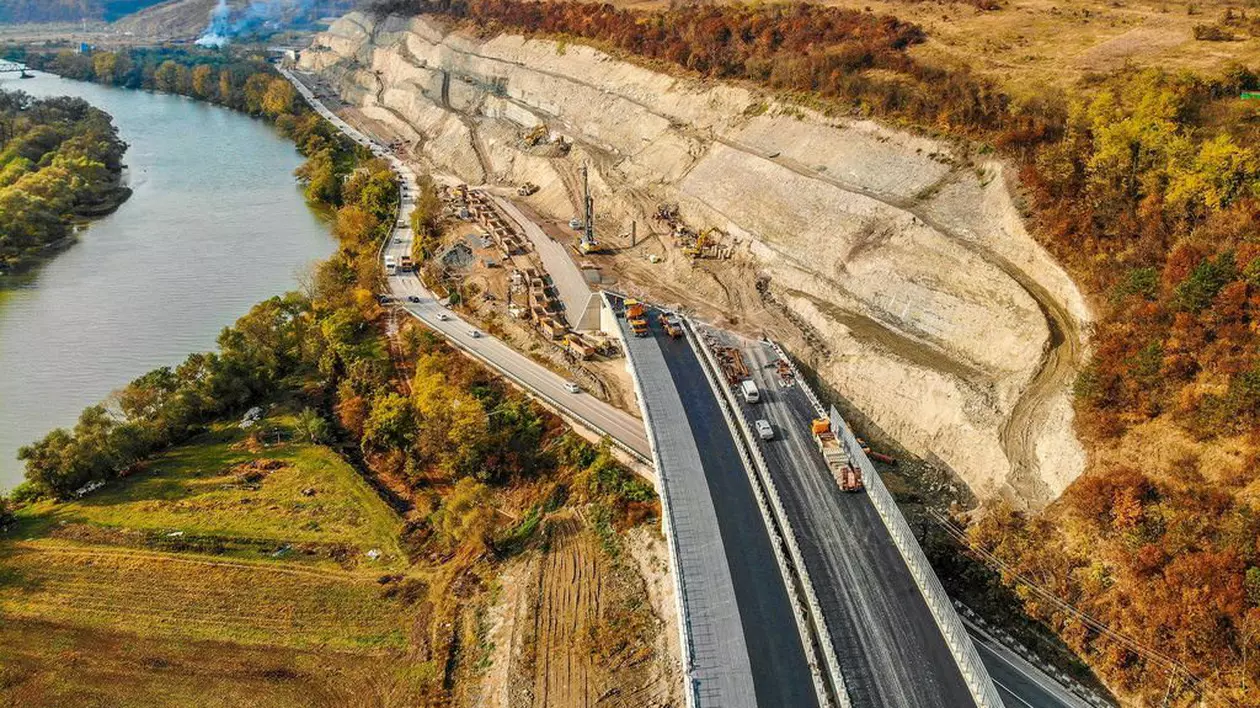 Vâlcea, judeţul cu cele mai multe alunecări de teren. Alunecare de teren, pe șantierul unei autostrăzi din România