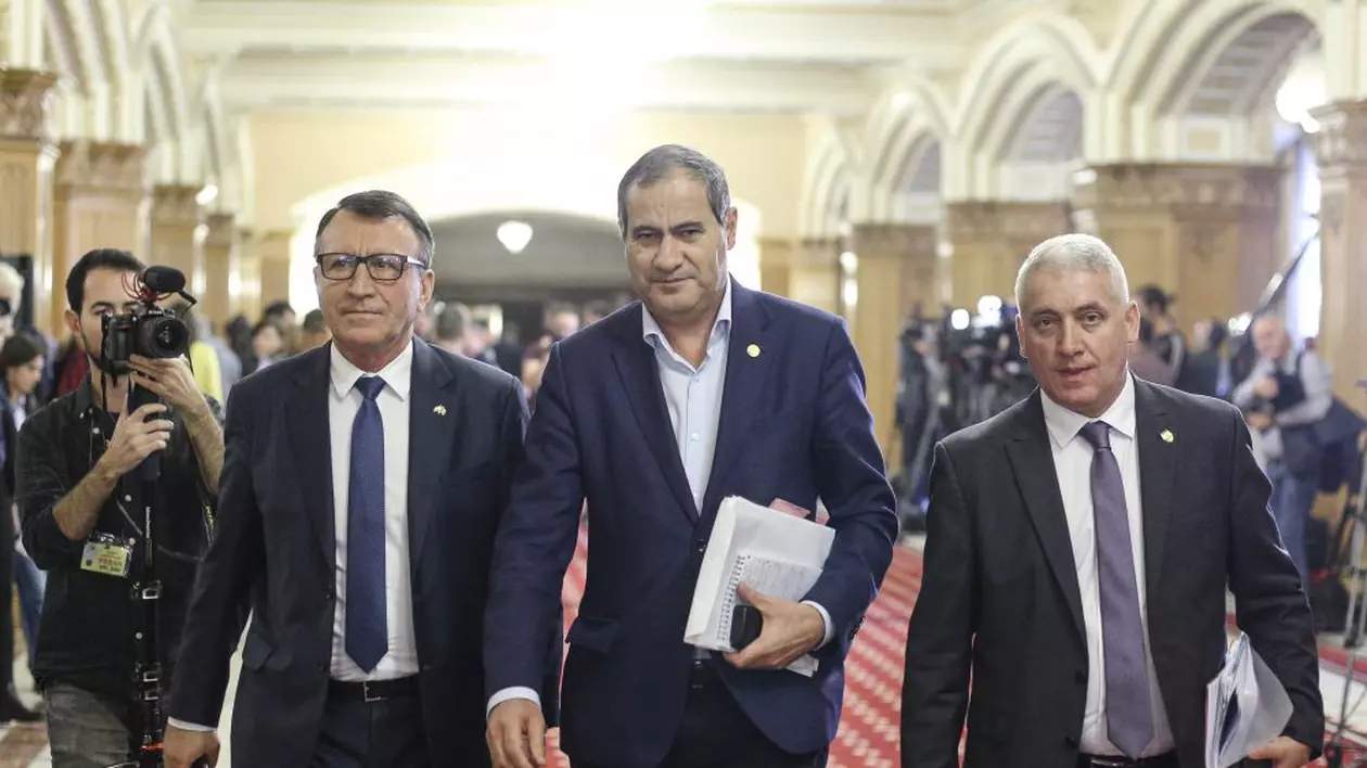 Demisionarii din PSD încearcă să îşi facă grupuri parlamentare. Ţuţuianu vrea grupul "Unirea", la Senat, Ponta anunţă grupul "Pro România, la Cameră