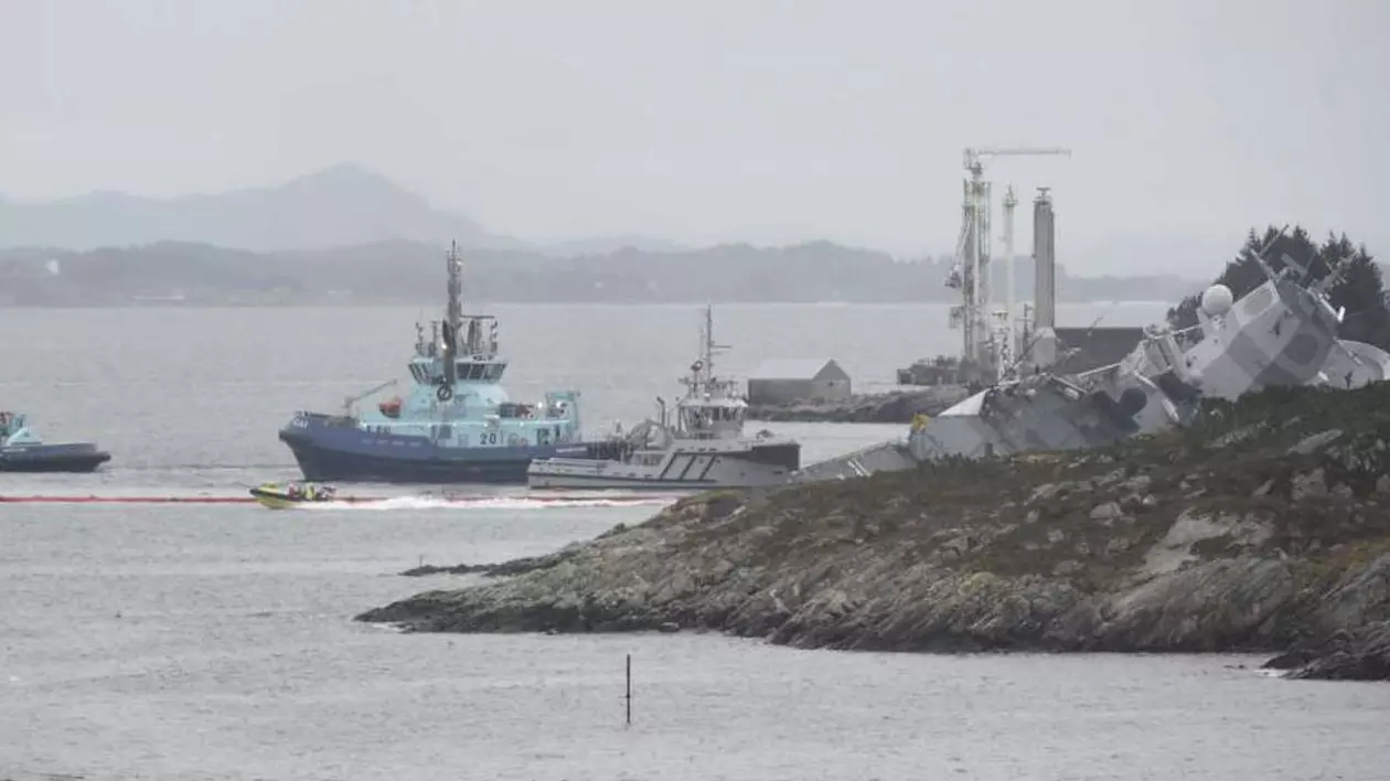 O navă care participa la exercițiile NATO s-a ciocnit de un vas comercial. 8 oameni au fost răniți