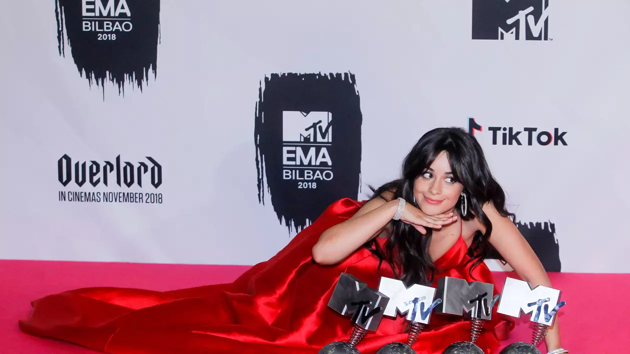 Lista câștigătorilor galei premiilor MTV EMA 2018. Camila Cabello (21 de ani), cu o rochie roșie lungă, alături de cele 4 trofee de la MTV EMA 2018