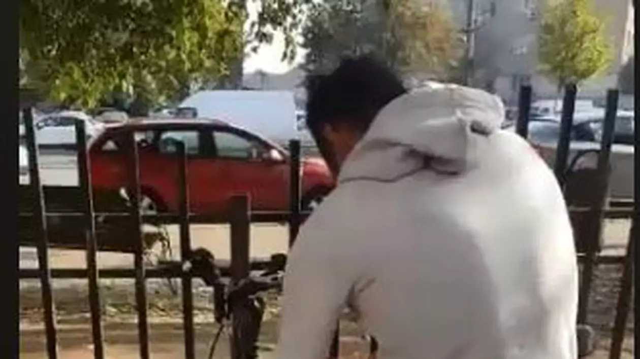 Un bărbat care pare că încearcă să fure o bicicletă