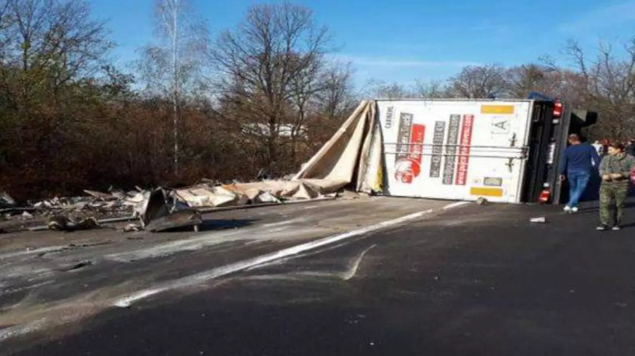 Un TIR s-a răsturnat și a căzut pe o mașină care circula regulamentar. Șoferița accidentată a fost transportată la spital