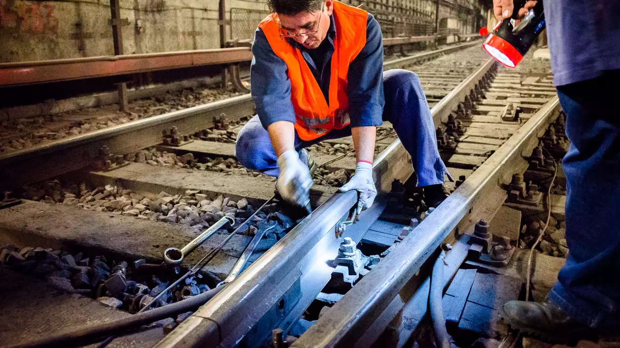 Dezvăluiri de la "firul" şinei: "În tunelurile Metrorex se munceşte ca pe vremea lui Carol"