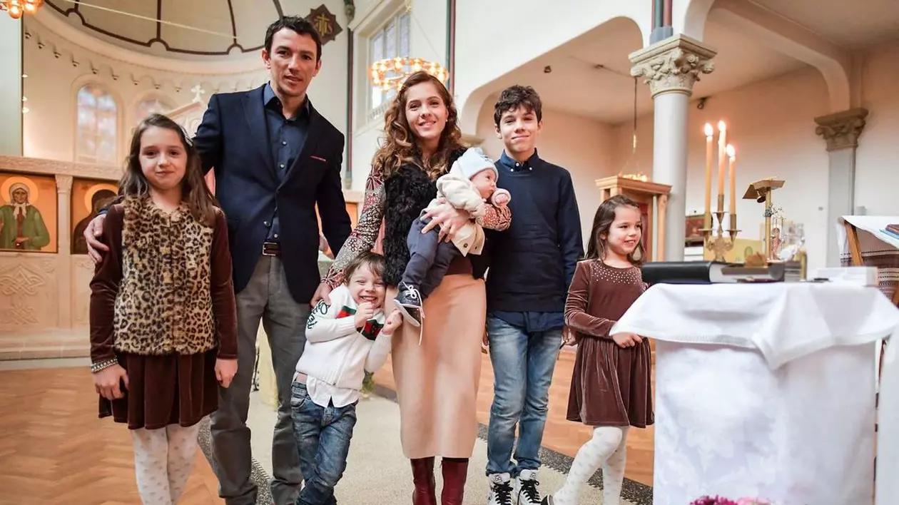 Fostul fotbalist George Ogăraru, soția sa, Alina, și cei cinci copii ai lor sau întors în România și s-au stabilit la Iași.