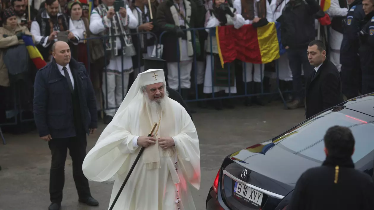 Mercedesul Maybach S600, cu care Patriarhul Daniel a sosit la Catedrala Neamului, nu are poliță RCA validă
