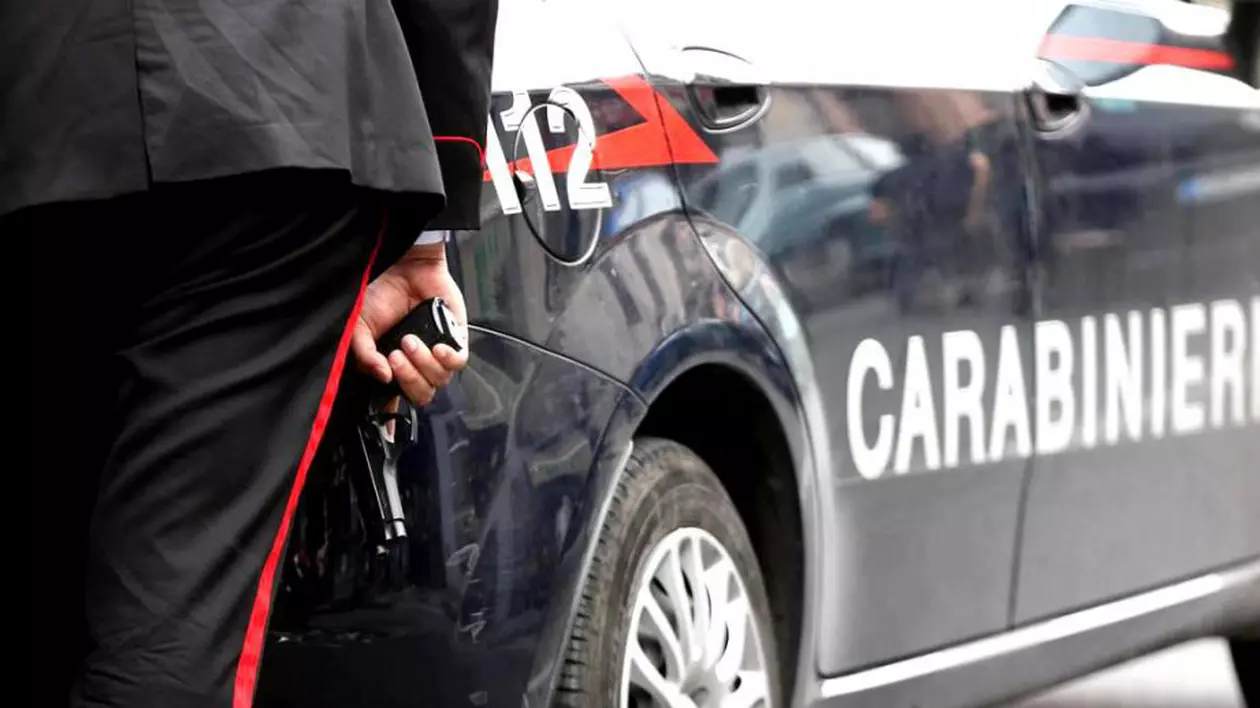 Un român din Italia a bătut doi polițiști și clienții unui bar, dar nu a fost arestat