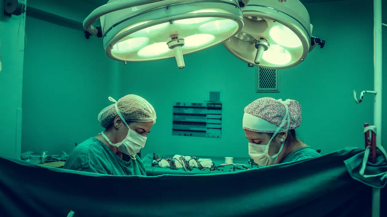 Reușită spectaculoasă a medicilor de la Spitalul Județean Bacău. Au refăcut capul zdrobit al unui tânăr cu ajutorul unei proteze realizate cu o imprimantă 3D