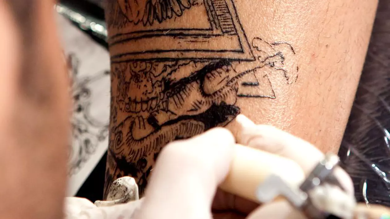 Tatuaje gratuie cu chipul lui Vladimir Jirinovski. Persoană care stă să i se facă un tatuaj