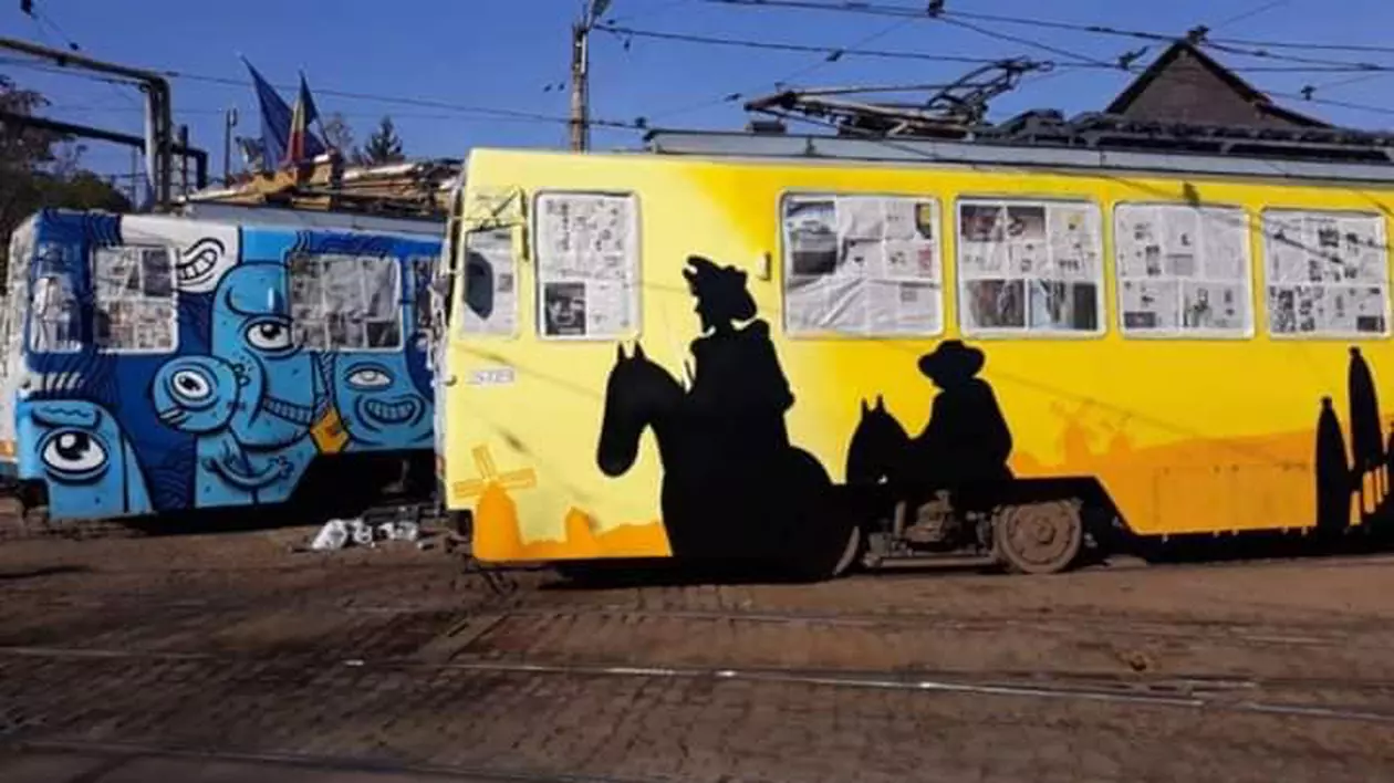 Două tramvaie pictate circulă prin București. Cele două tramvaie pictate, care circulă prin București