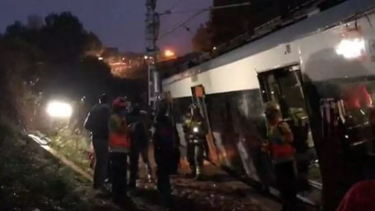 Un tren de pasageri a deraiat în apropiere de Barcelona! Cel puțin un mort și cinci răniți