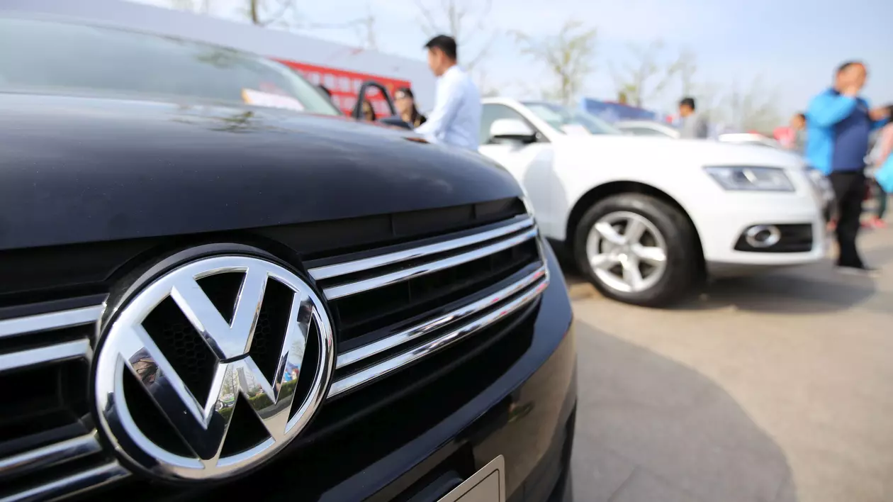 Volkswagen a reparat în România doar o treime din mașinile afectate de scandalul emisiilor. Mașini Volkswagen la un talcioc