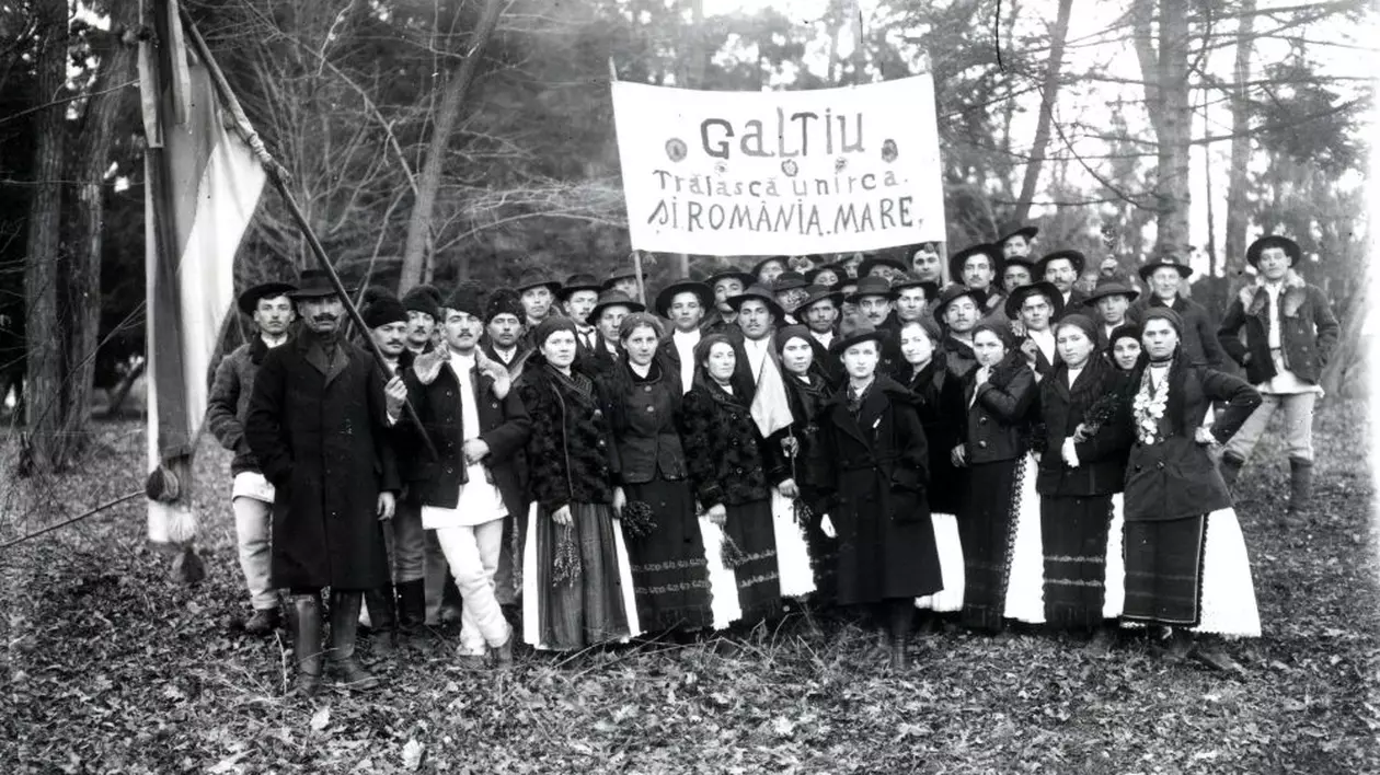 Femeile din Transilvania și-au pierdut dreptul de vot ca urmare a Marii Uniri din 1918. Delegație de la Marea Unire cu români din Galțiu, județul Alba