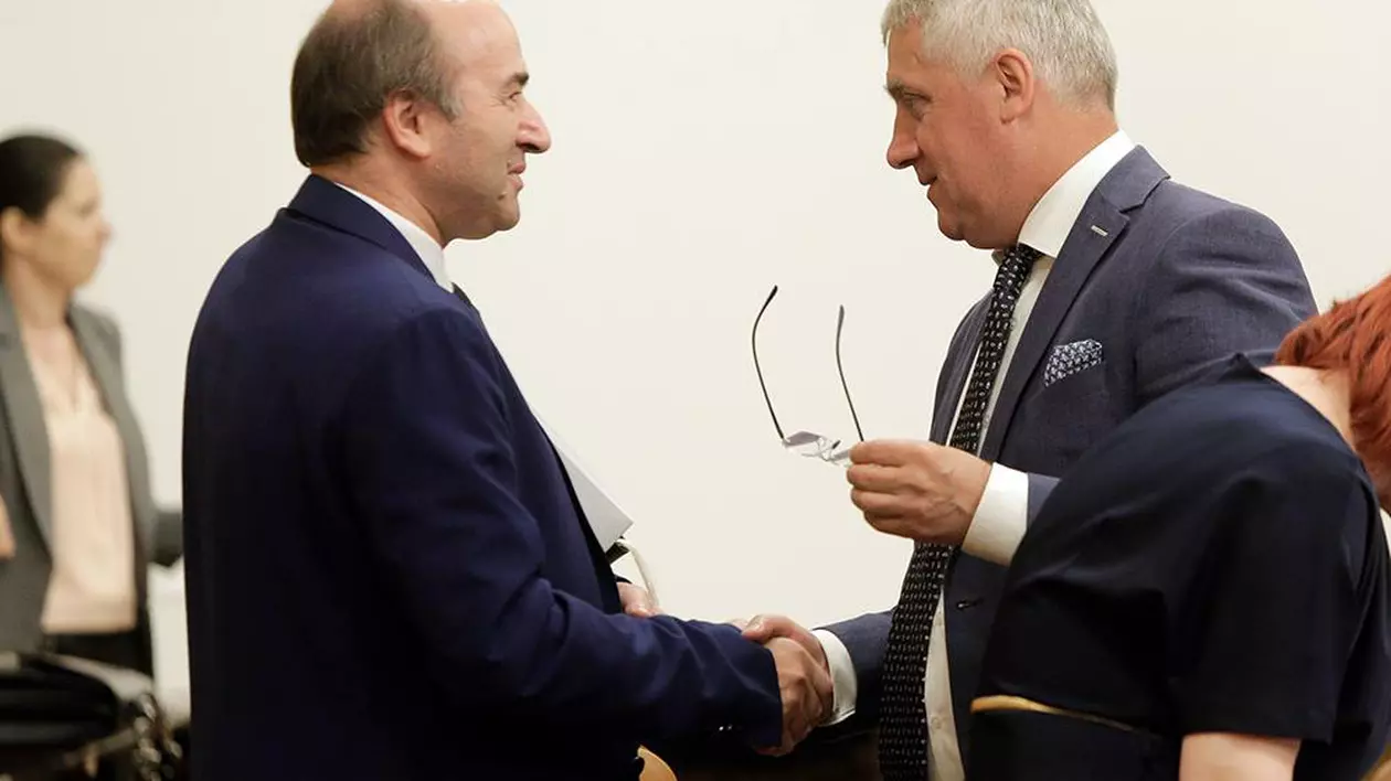 Nepotul lui Tudorel Toader și soția lui Adrian Țuțuianu, angajați la Curtea de Conturi. Concursul de angajare, contestat din interior: "Jaf!"
