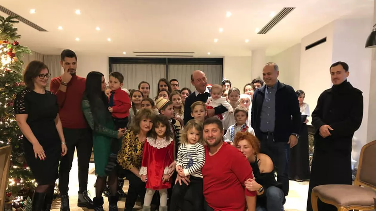 FOTO. Traian Băsescu, alături de familie şi cei patru nepoţi, în ajunul Crăciunului