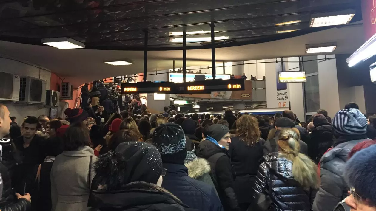 Stația de metrou Piața Victoriei e blocată de numărul mare de călători