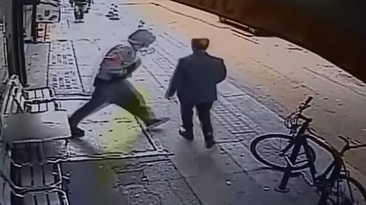 Momentul terifiant în care un bărbat este împins de un necunocut sub roțile unui camion