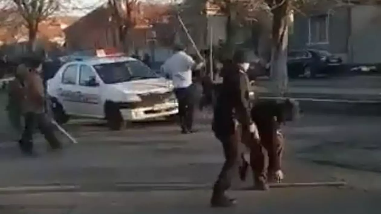 Bătaie între două clanuri la Calafat. Un polițist care a folosit spray lacrimogen a fost lovit cu bâta