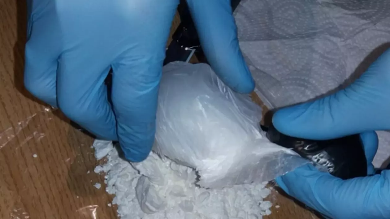 Droguri de mare risc şi importante sume de bani au fost confiscate în urma unui flagrant, în Iași