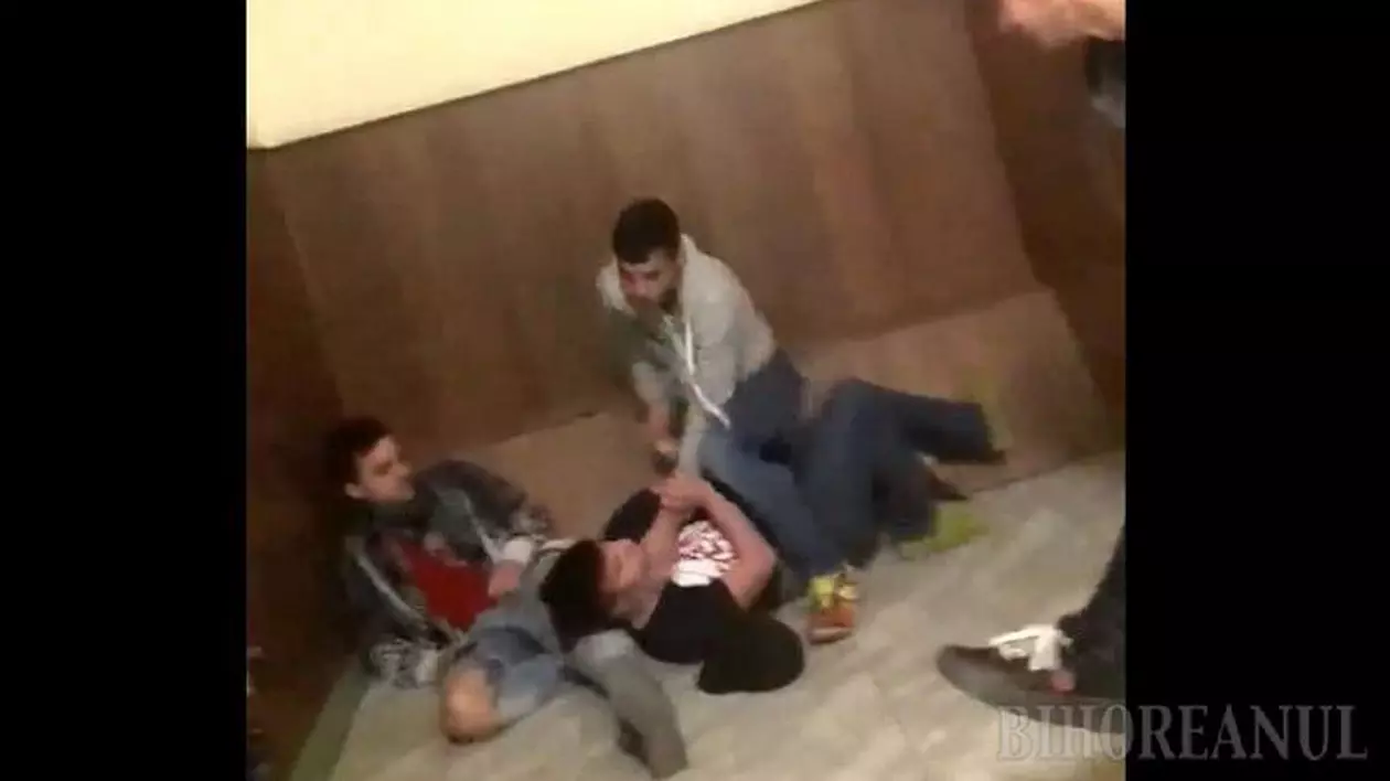 Scene violente la un liceu din Oradea: "Bă, îl omori! Nu-l strânge de gât, mă! Lasă-l!"