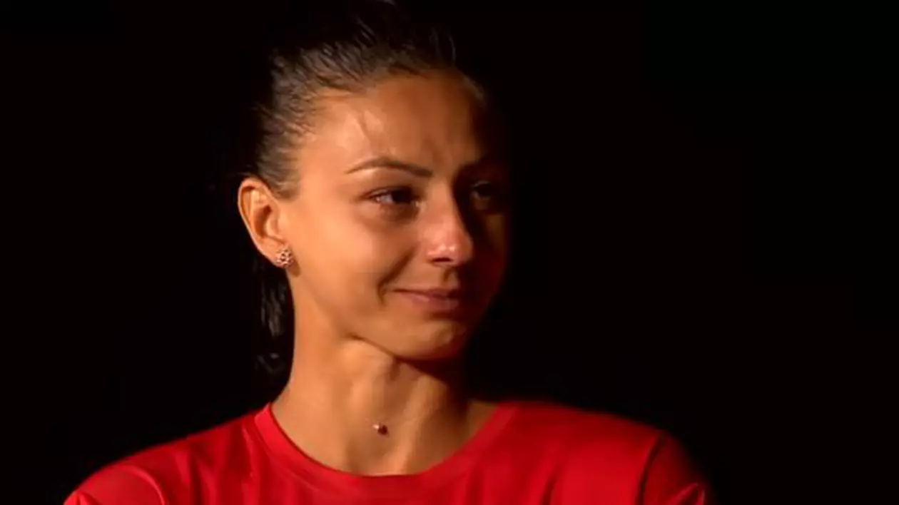Cristina Nedelcu a apărut la aeroport îmbrăcată în negru