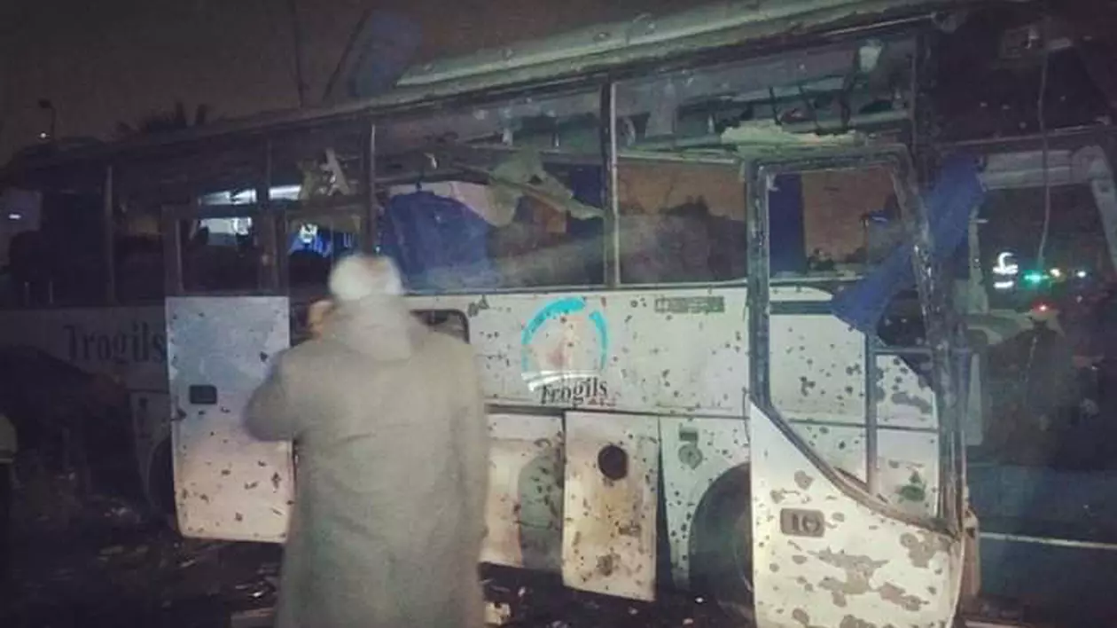 UPDATE / Explozie la bordul unui autocar turistic, lângă piramidele din Egipt. Patru oameni au murit și 12 au fost răniți