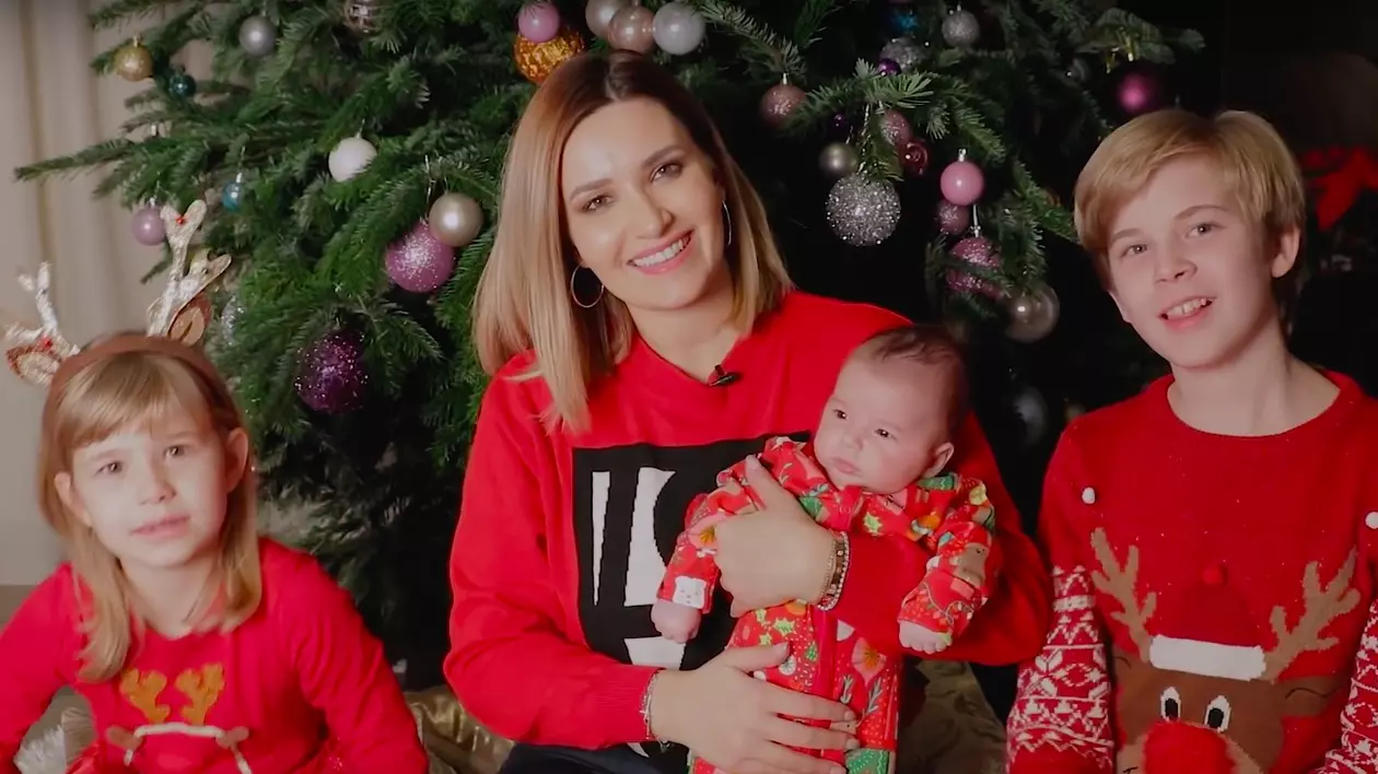 VIDEO/ Ela Crăciun colindă alături de cei trei copii