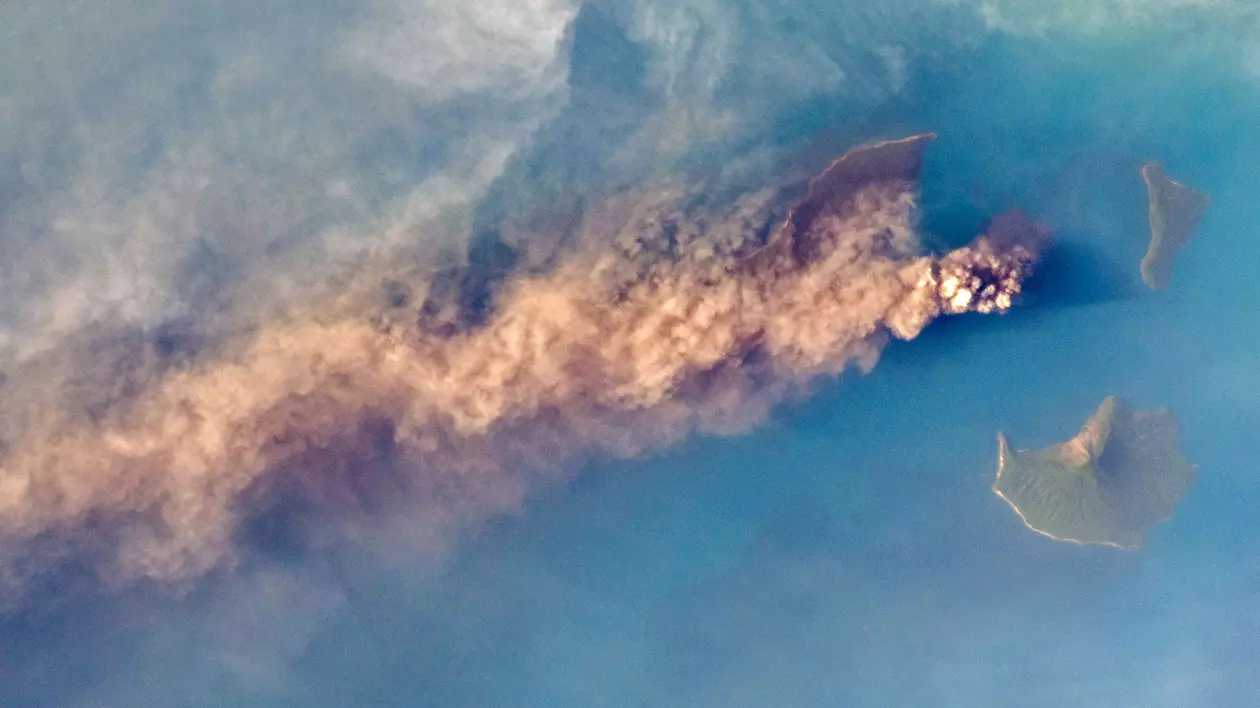 Imagini din satelit cu erupția vulcanului din Indonezia care a declanșat tsunamiul