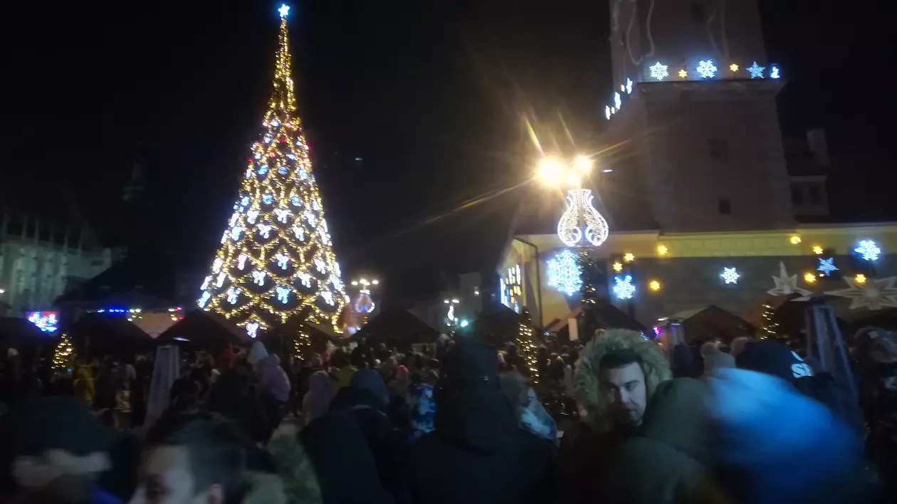 GALERIE FOTO/ S-au aprins luminile de sărbătoare în Braşov. Mii de persoane au umplut Piaţa Sfatului până la refuz