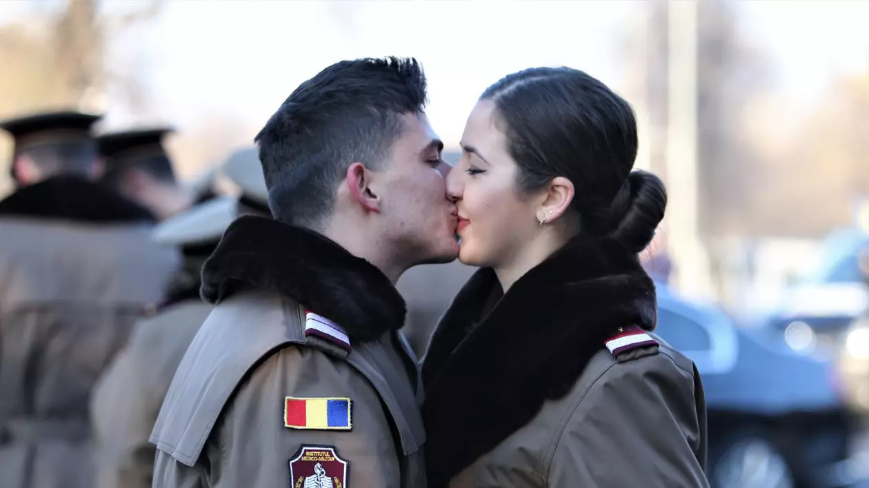 Love, not war! Fotografia-simbol a Centenarului Marii Uniri. Cine sunt tinerii militari care s-au sărutat chiar înainte de defilarea pe sub Arcul de Triumf