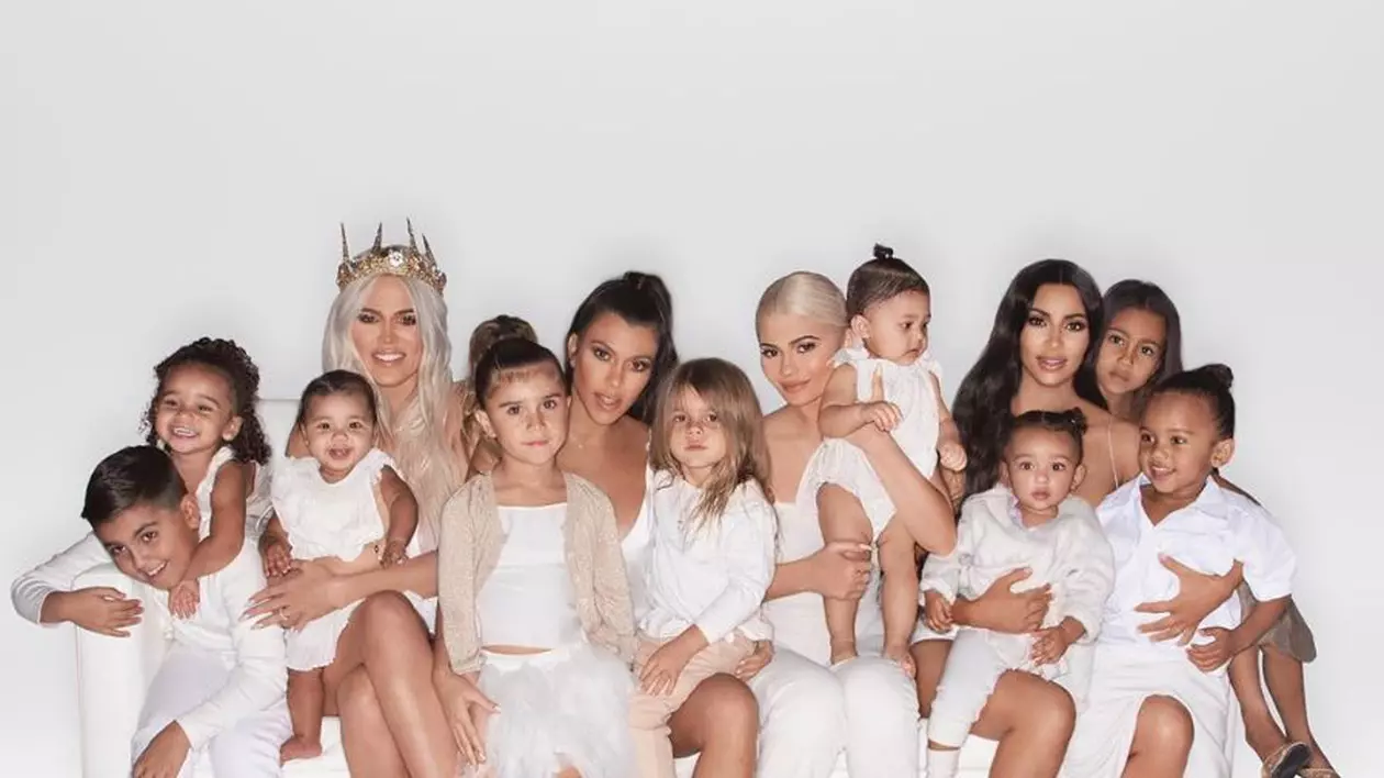 FOTO| Kylie Jenner și Khloe Kardashian și-au asortat ținutele de Crăciun cu cele ale fetițelor lor. Ce a ieșit e uimitor