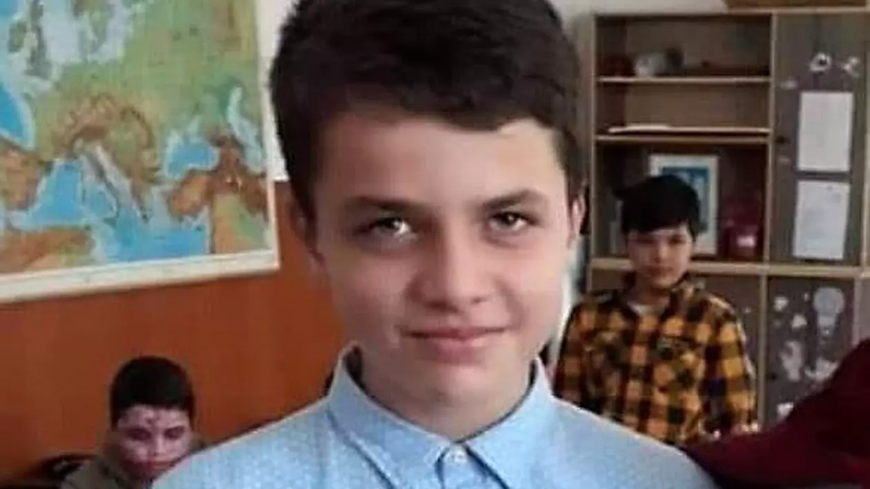 Un elev din Petroșani a dispărut din fața școlii. Tatăl lui spune că băiatul „a fost prins cu forța de către doi bărbați și urcat într-o mașină”