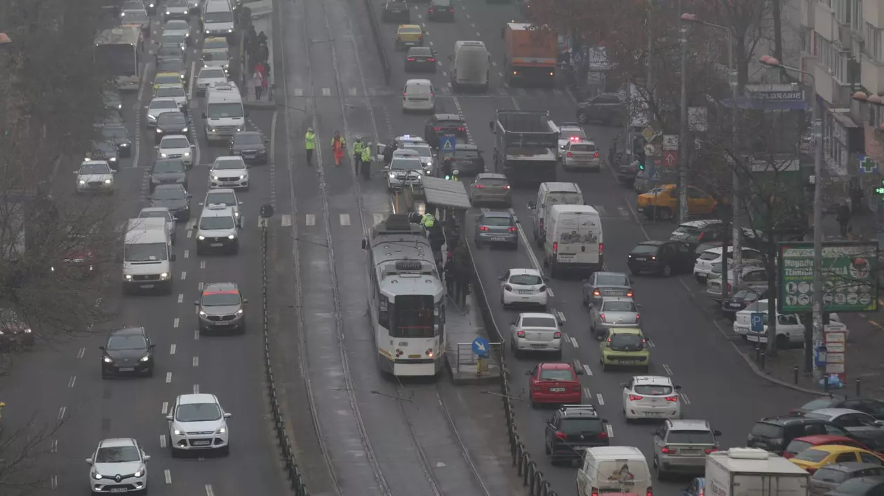 Pieton lovit de un șofer care circula pe linia de tramvai pe șoseaua Ștefan cel Mare